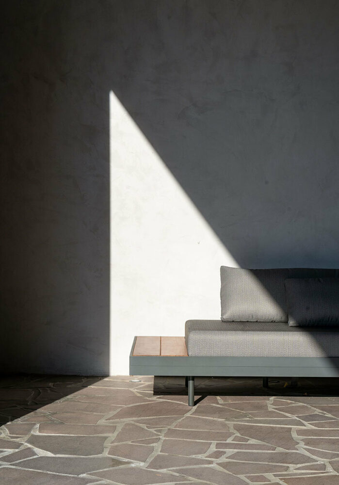 the layout by Studio Bloco places the social areas at the front due to the lot’s trapezoidal shape