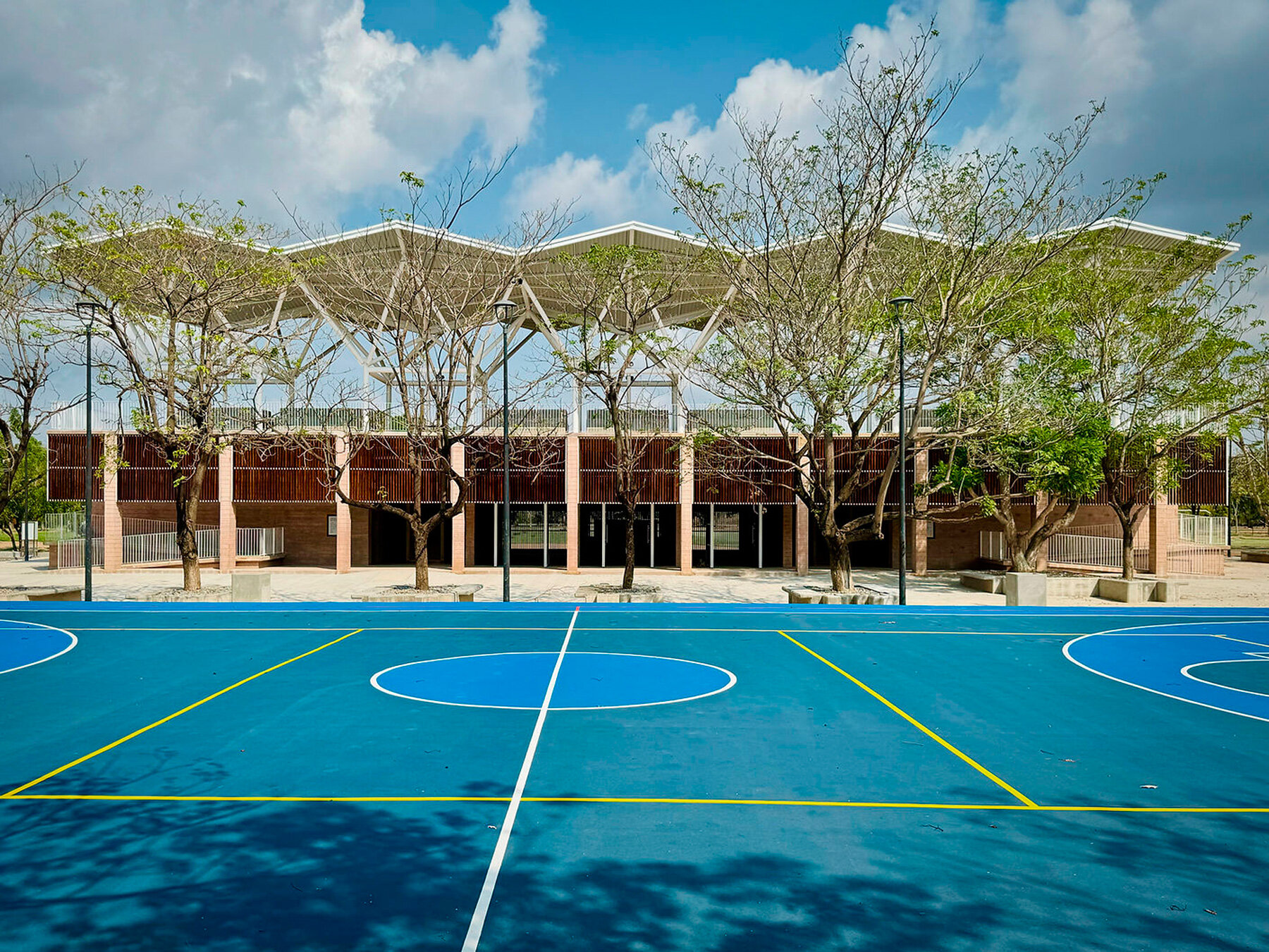 revamped-sports-center-zanatepec-mexico-aidia-studio-designboom-1800-2