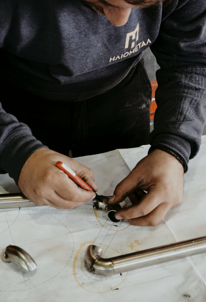 the manufacturer welds the curvy legs with great precision