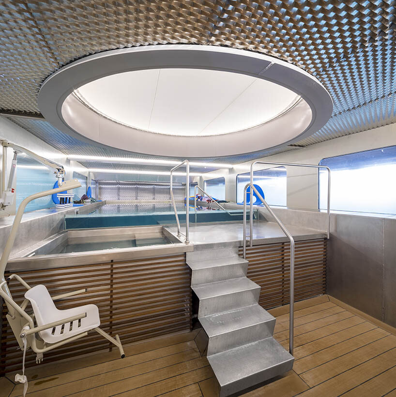 a running track encircles the terrace floor, offering dynamic movement and a 360° view of the surroundings