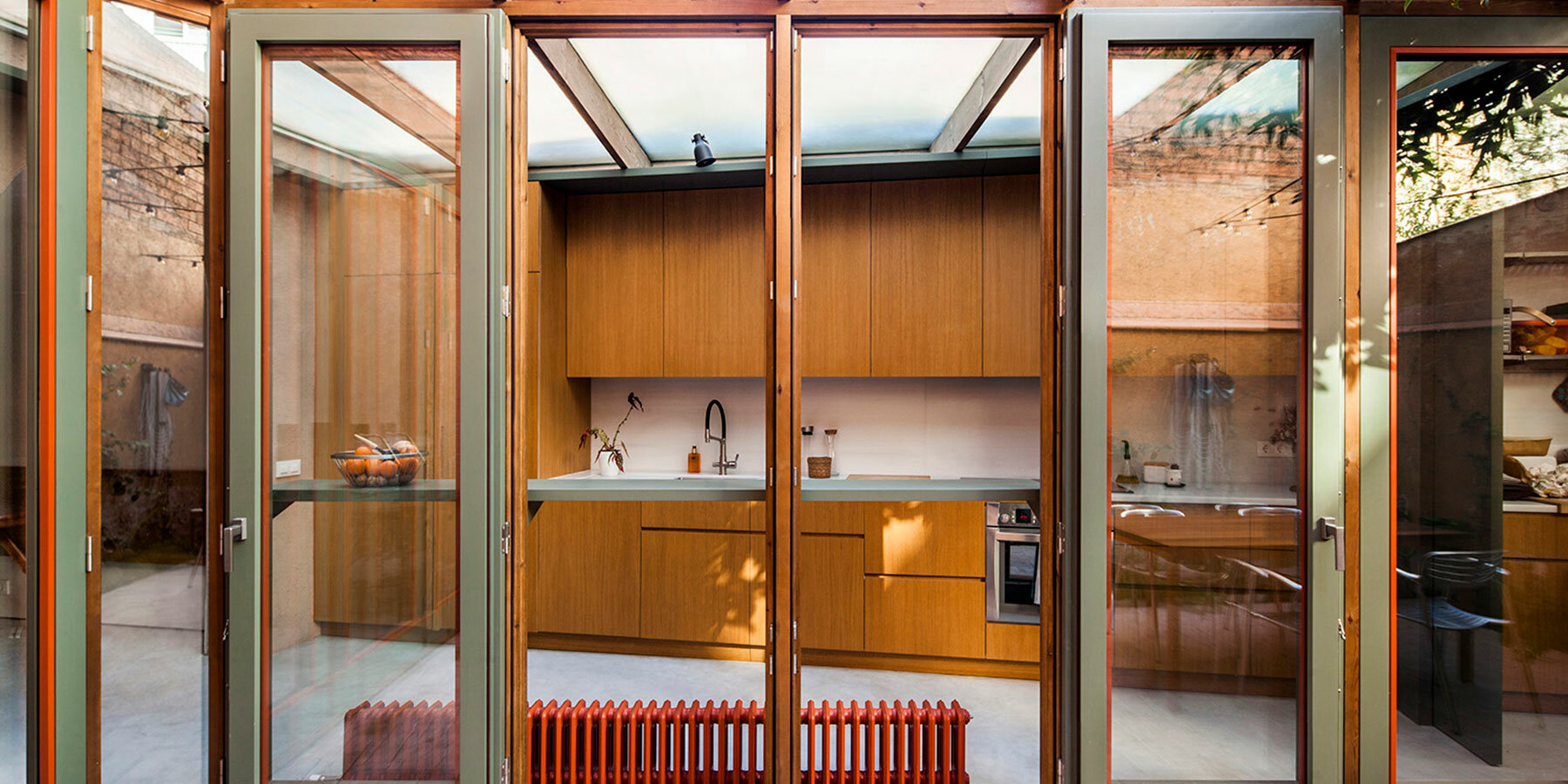 transparent-greenhouse-extension-anna-eugeni-bach-barcelona-residence-light-designboom-1800-02