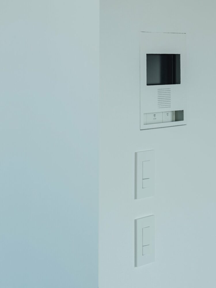 lauan wood grain complements the oyster shell paint