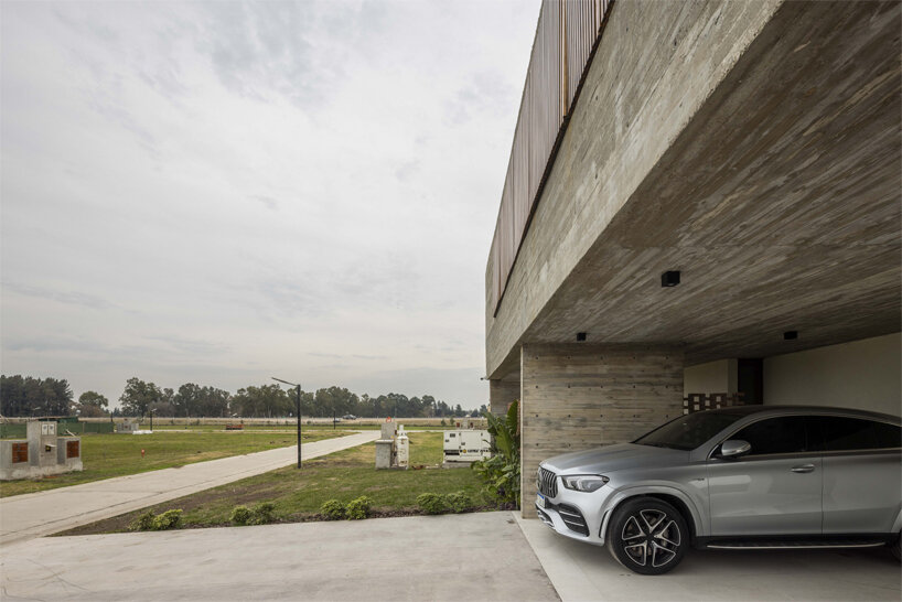 a closed volume in the front of the house enhances privacy