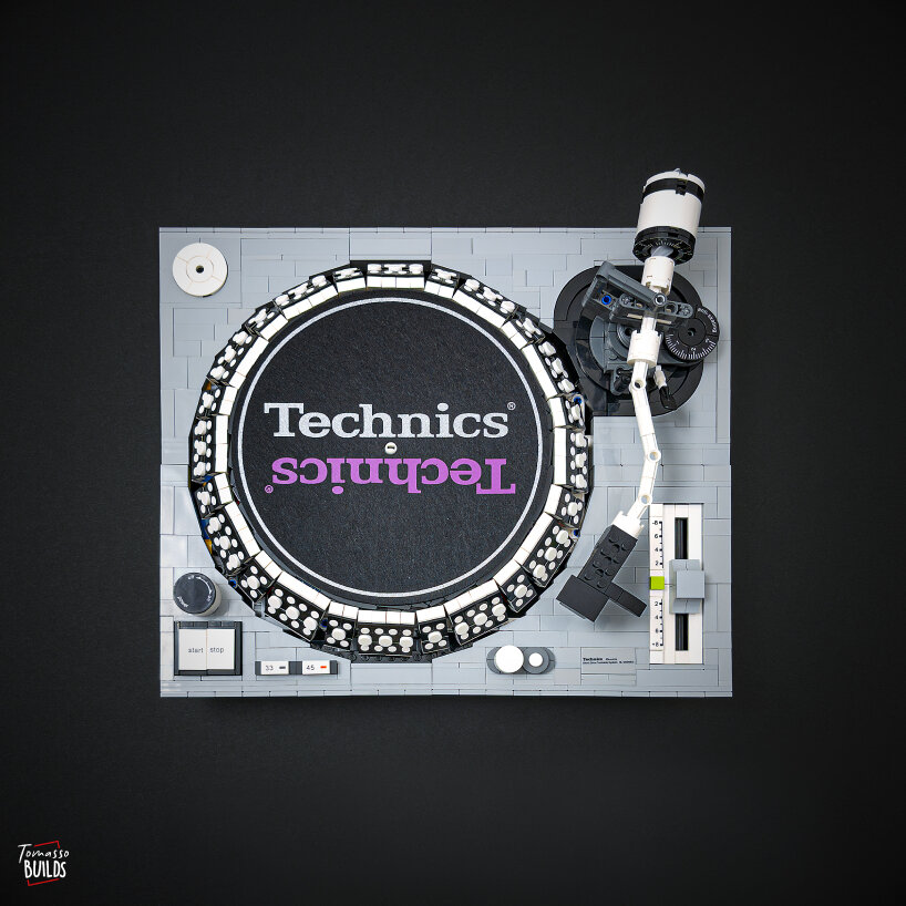 it has a platter shaped in the scale of a seven-inch vinyl record