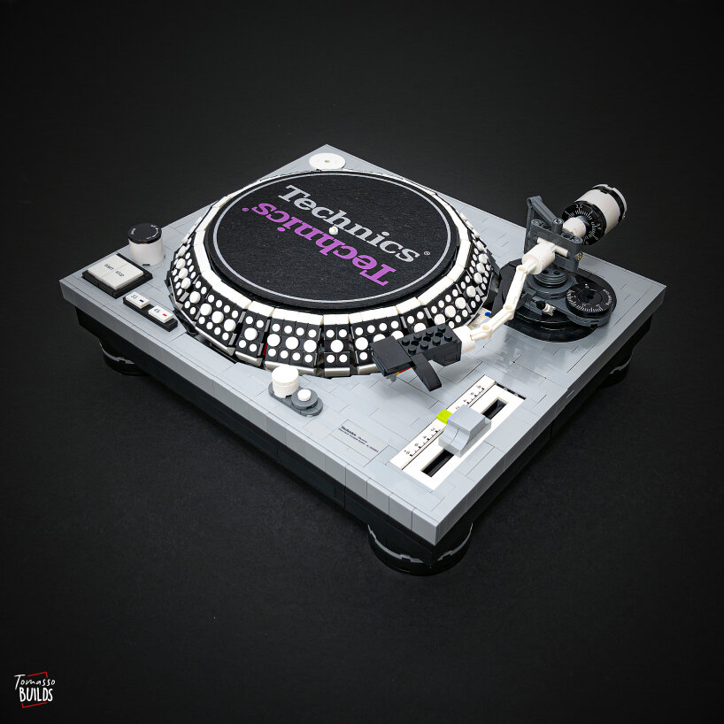 the device comes with an adjustable balance weight and anti-skating knob