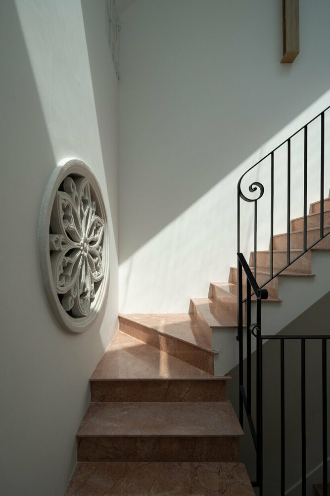 an ideal space for relaxation incorporates the beauty of the outdoors into everyday living