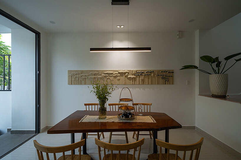 skylight and open-plan design create a continuous flow of light 