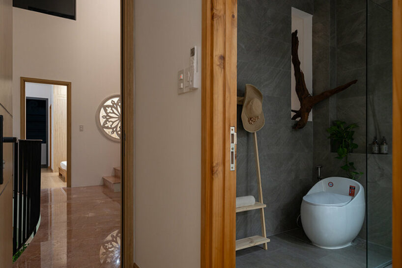 traditional and modern elements merge in LA House