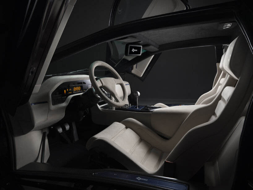 a peek inside the Eccentrica V12 Lamborghini Diablo