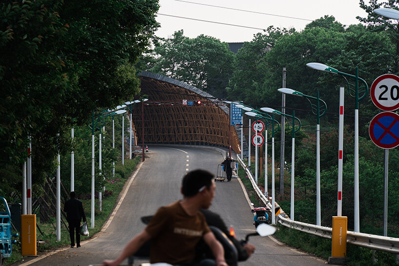 the passage was designed at the bend of the road between Houdaisan Village and Xiayanbei Village | image by line+ studio