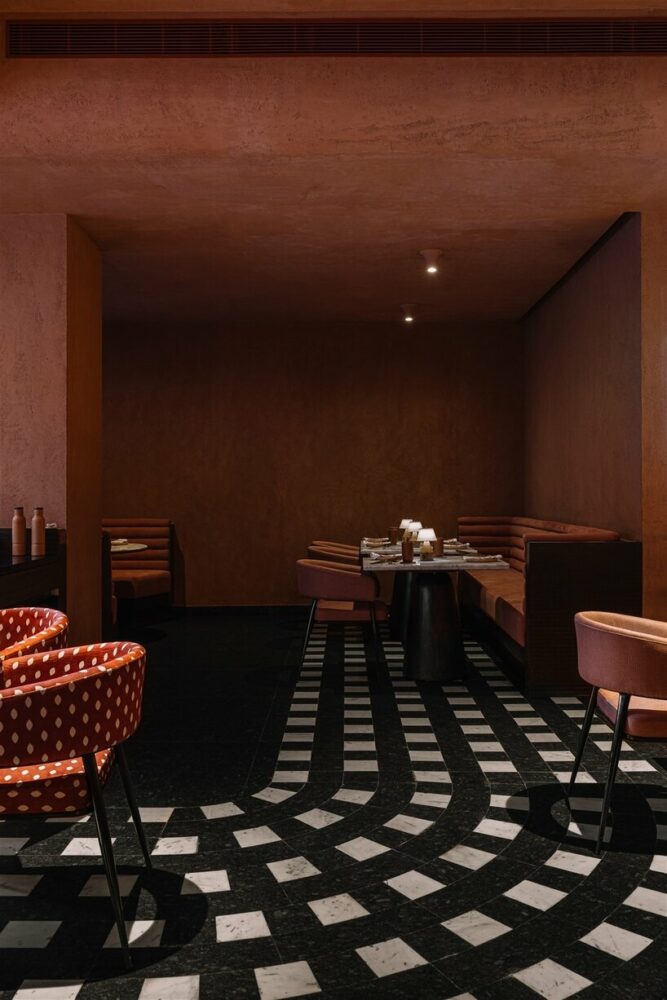 the black granite floor with inlays in white marble laid in a strong geometric pattern