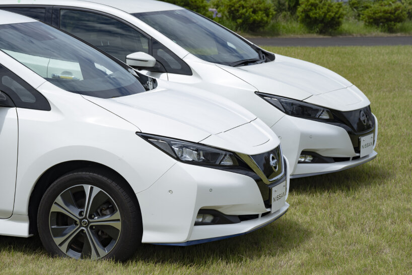 the embedded particles in the paint reflect near-infrared rays from sunlight