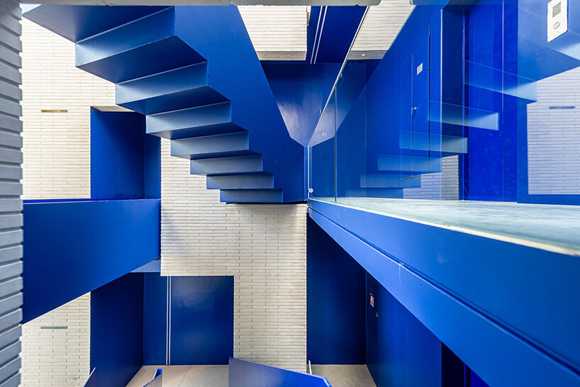 despite the limitations imposed by urban planning regulations, the residence cleverly utilizes private courtyards