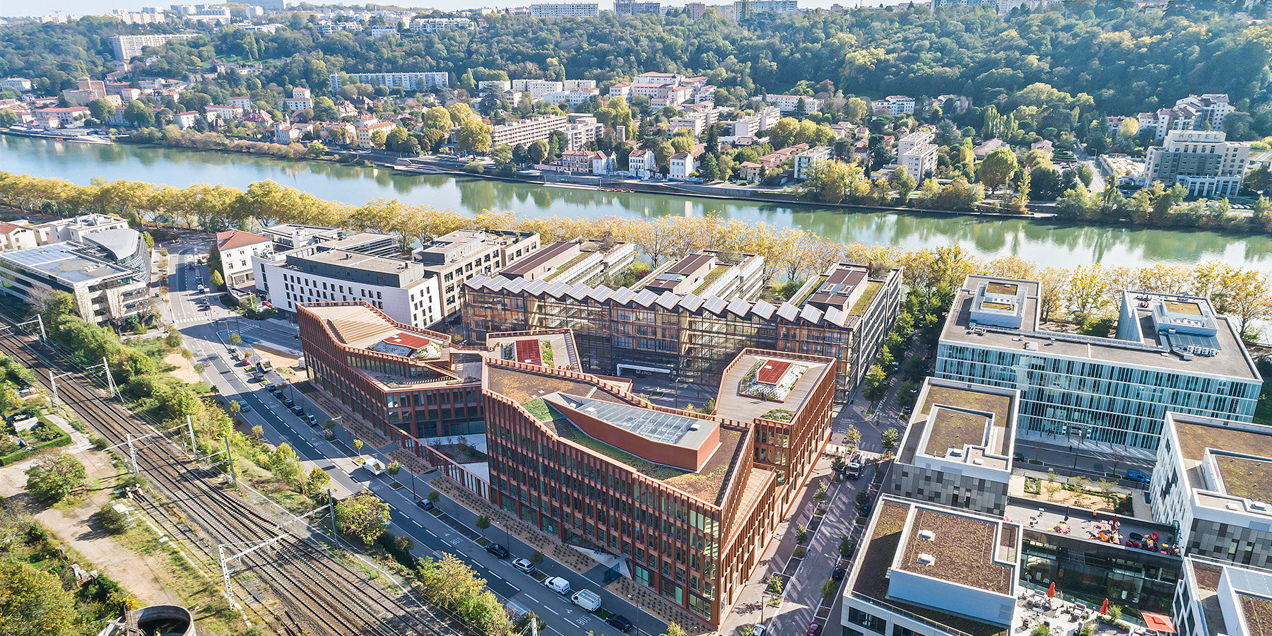 vertical-metal-slats-i-conic-office-building-wave-like-facade-lyon-brenac-gonzalez-associes-designboom-1800-02