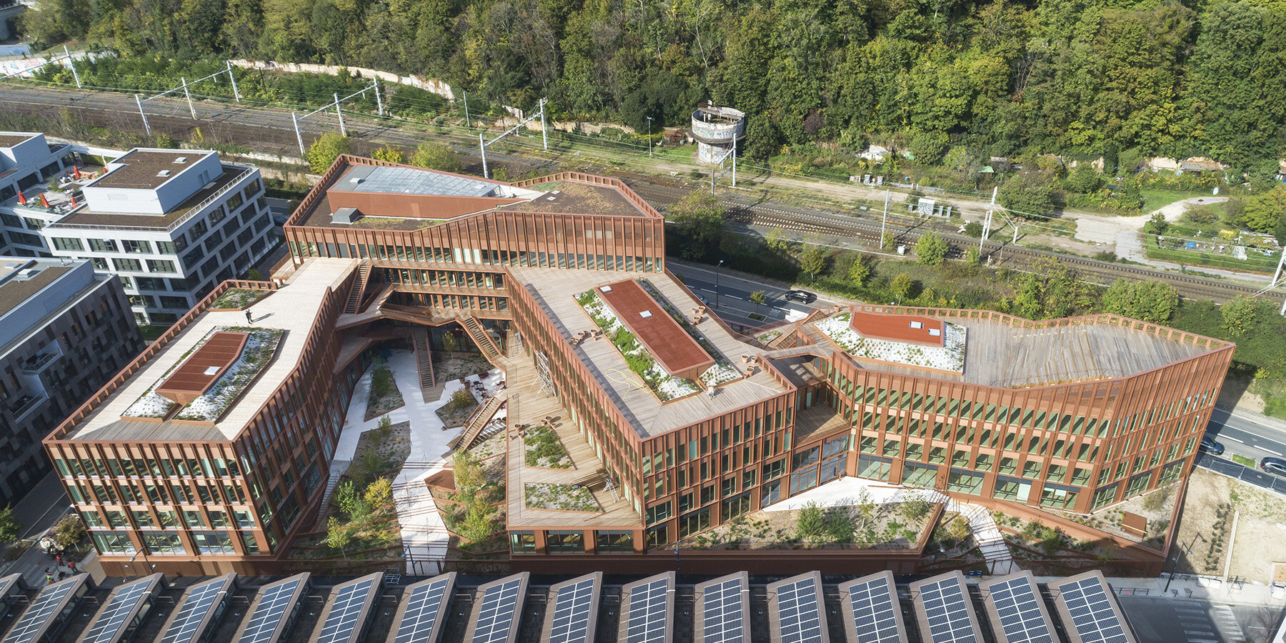 vertical-metal-slats-i-conic-office-building-wave-like-facade-lyon-brenac-gonzalez-associes-designboom-1800