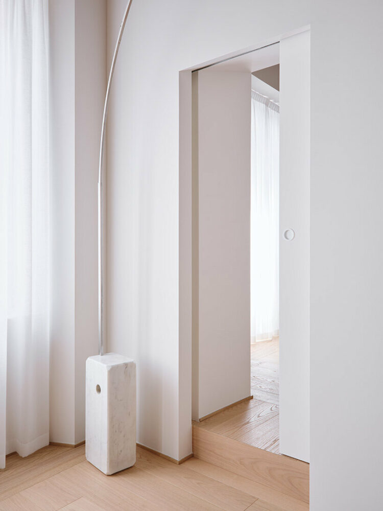 the thickened wall adjacent to the courtyard serves as a functional and symbolic divider