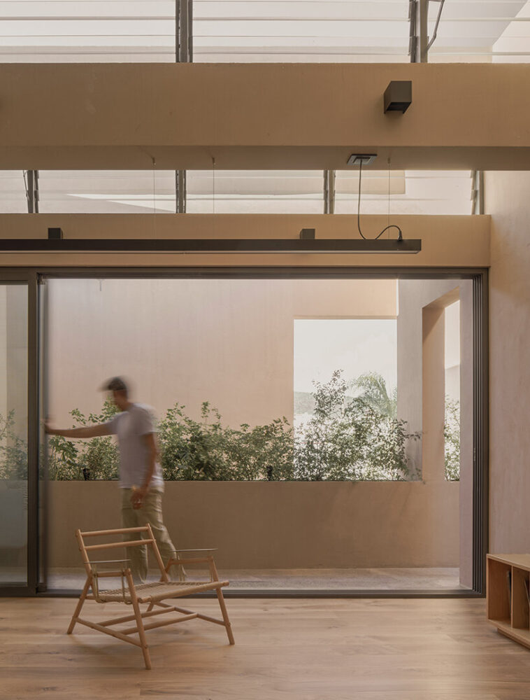 strategic placement of windows facilitates the full opening of the house, but also ensures optimal thermal comfort