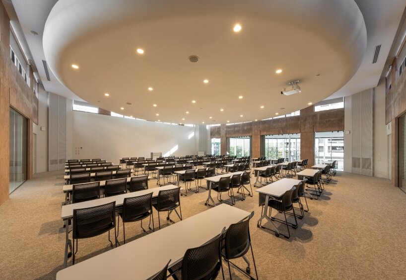 large, urban-scale roofs and integrated landscaping transforms the campus into a lively and welcoming environment