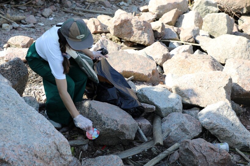 SDMM showcases the tension between natural marine textures and the artificial landscapes created by human waste