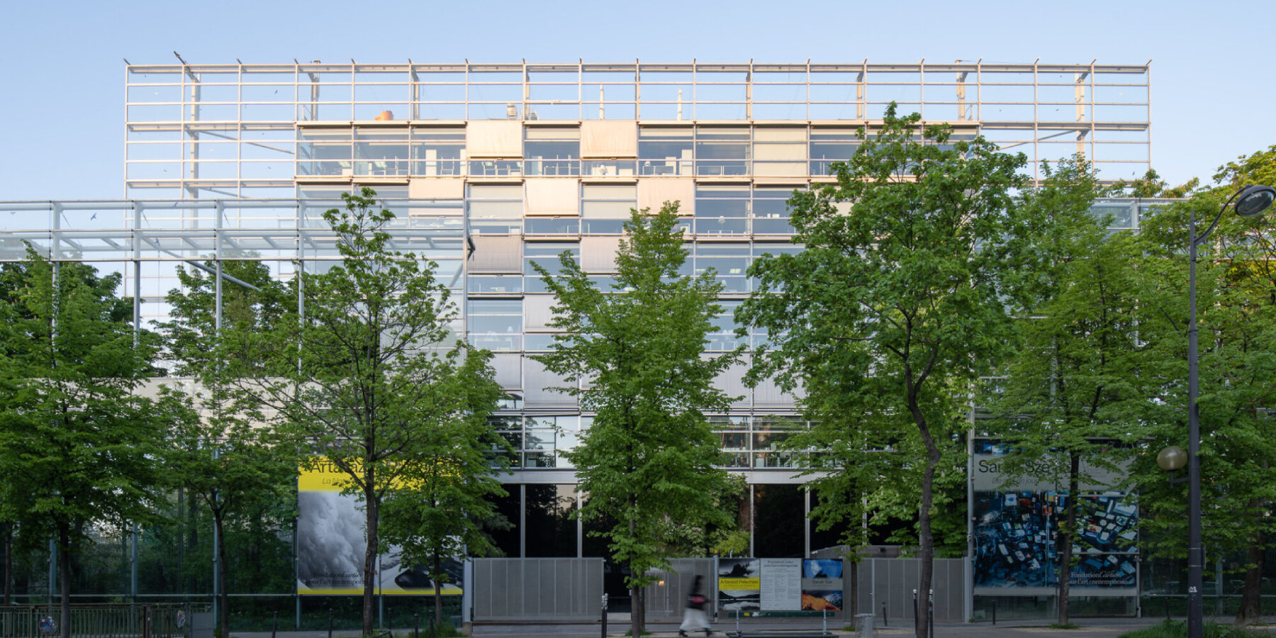 fondation-cartier-jean-nouvel-place-di-palais-royal-paris-designboom-ban
