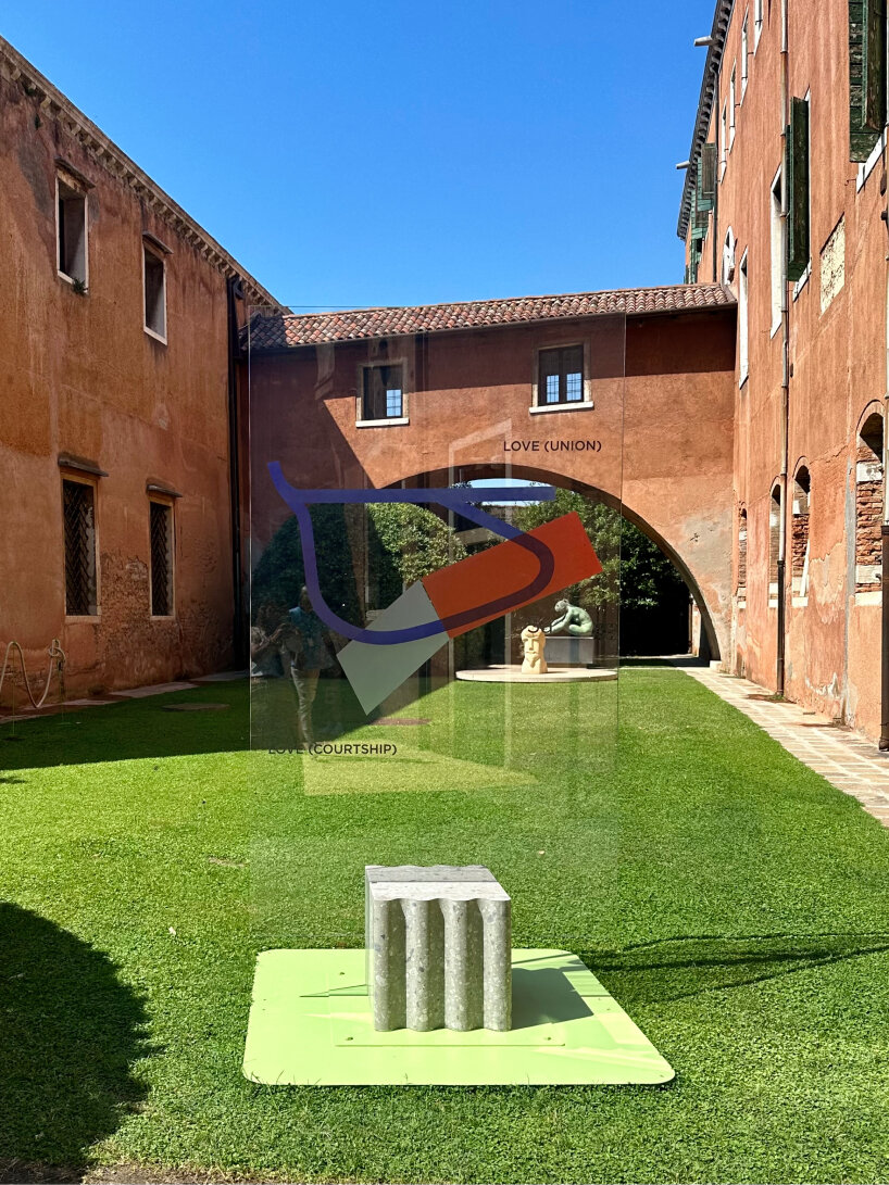 a glass easel with a concrete base | image © designboom