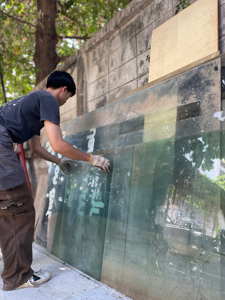 the transition between indoor and outdoor spaces is blurred by the open design