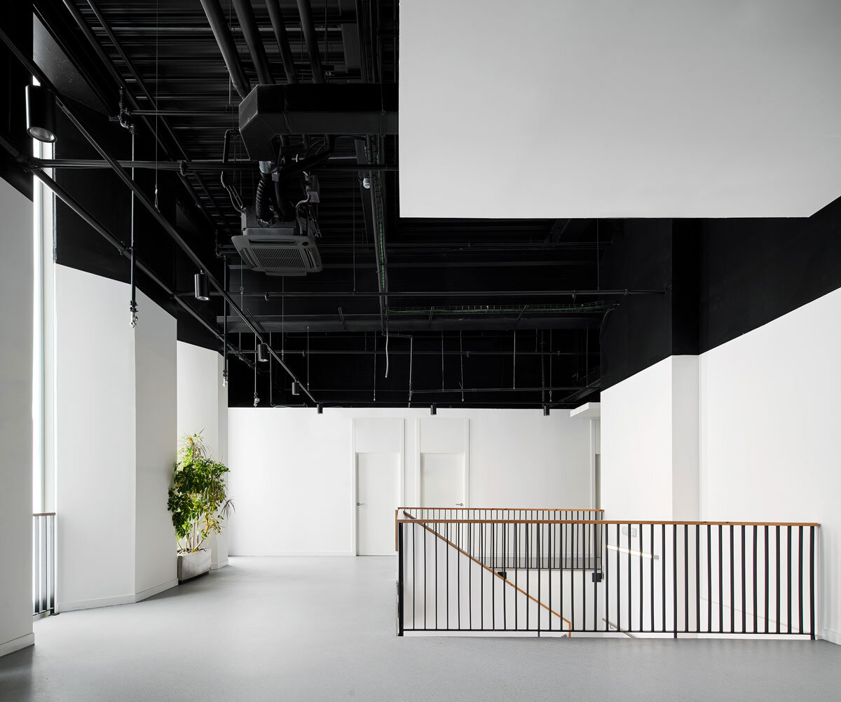 ensuring efficiency while addressing height differences between the buildings