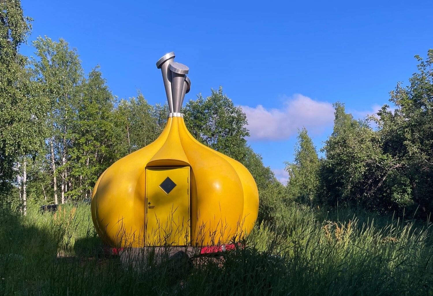 from garlic-shaped sauna to leaf house: inside jan-erik andersson's liveable artworks in turku