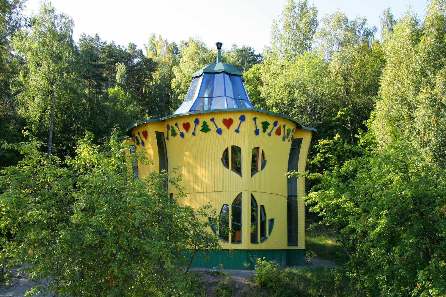 from garlic-shaped sauna to leaf house: inside jan-erik andersson's liveable artworks in turku