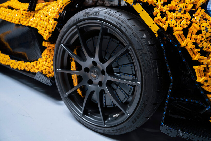 detailed view of the tires