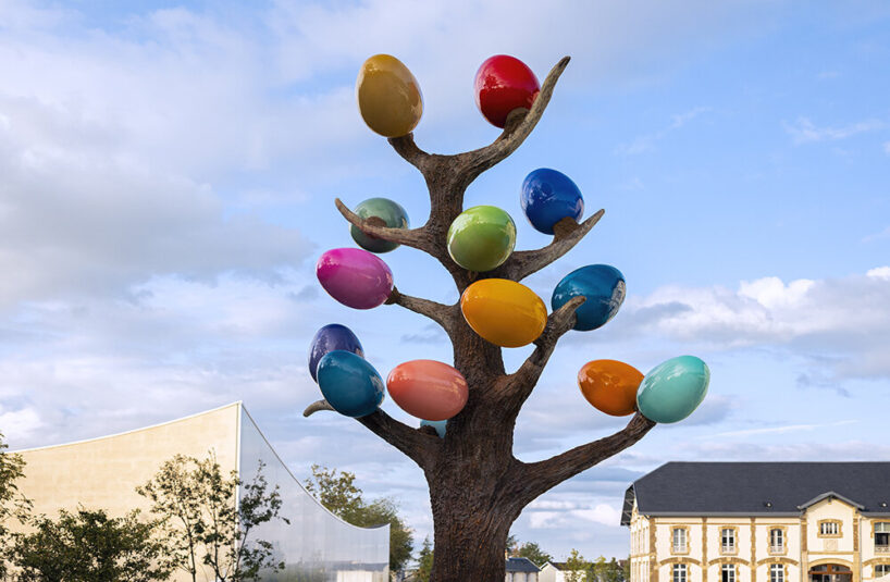 Cerf Contrôle | bronze and colored glass by Pascale Marthine Tayou, 2024 | image © Mathieu Bonnevie