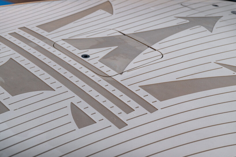 trident symbol engraved at the bow of the TRIDENTE