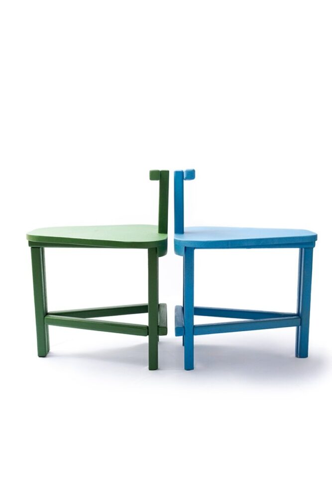 triangular crossbars lock the chair