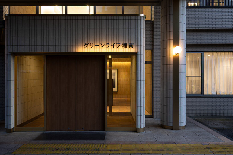 signage organically guides visitors from the approach