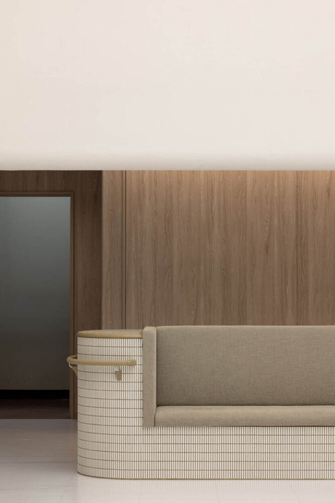 Green Life Shonan’s interior is bathed in soft, cascading illumination