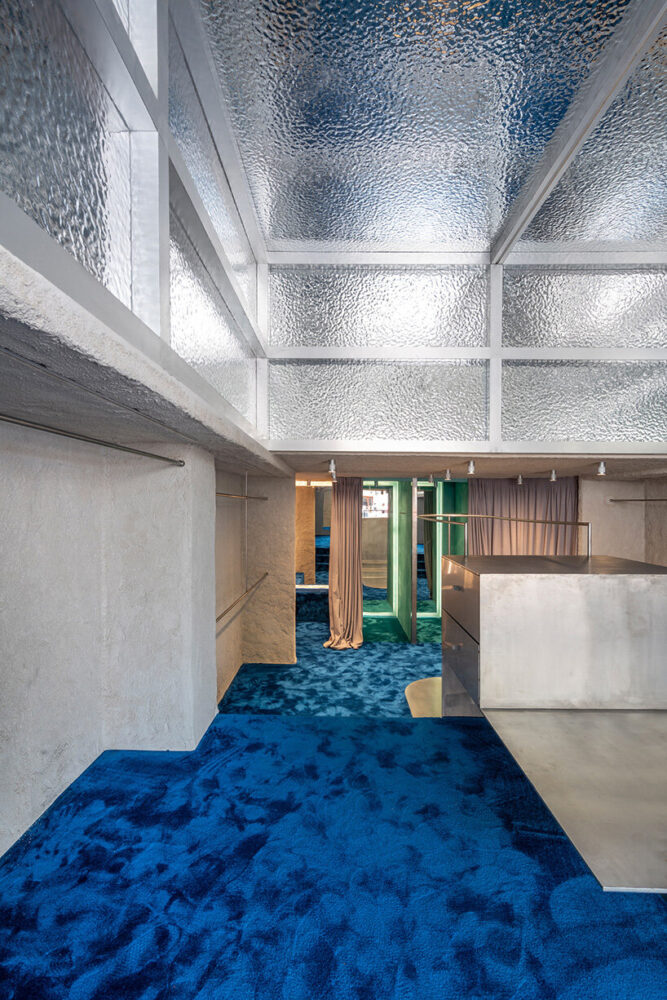 the racks run along the entire perimeter of the Polonio flagship store