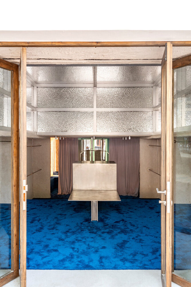 organizing the space along a clear symmetry axis