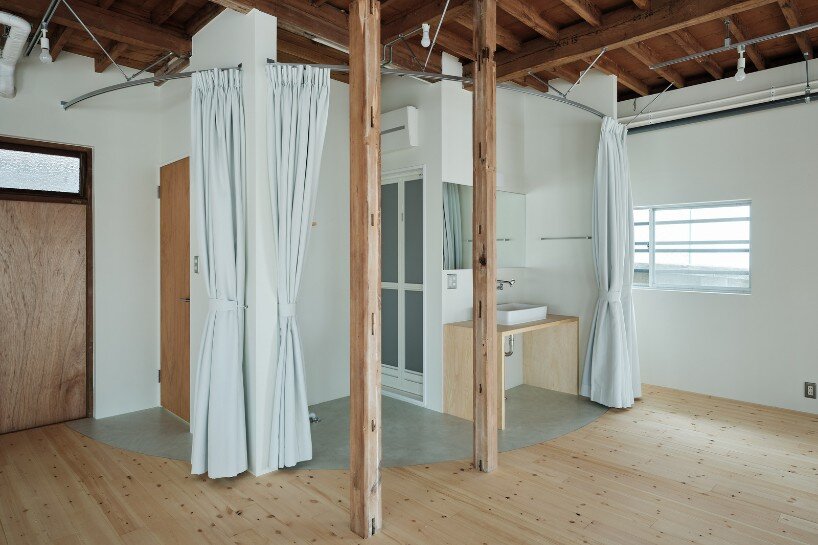 when opened, curtains sliding on a curved path reveal the wet areas of the apartment