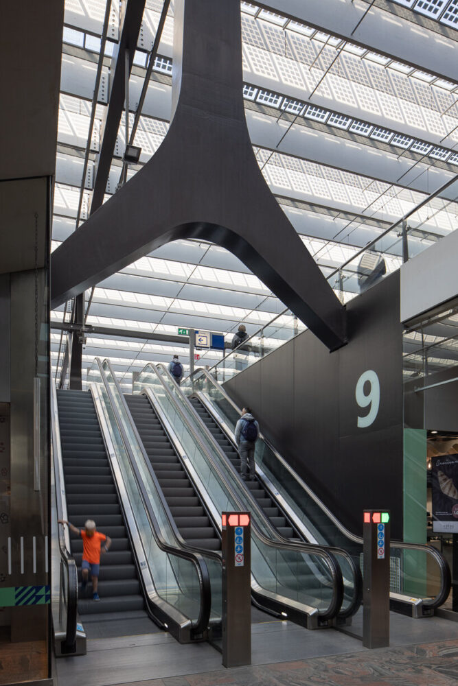 escalators link platforms with the main station hall