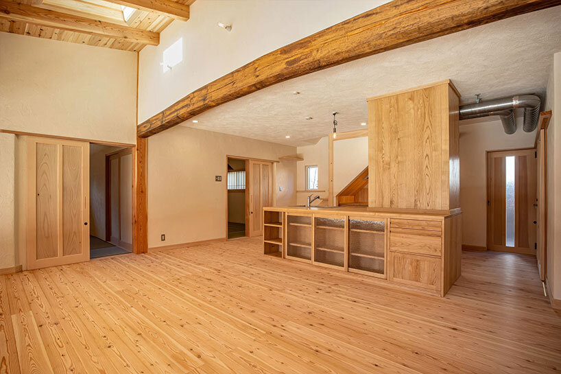 the living room goes seamlessly melds with the kitchen, with no dividing walls