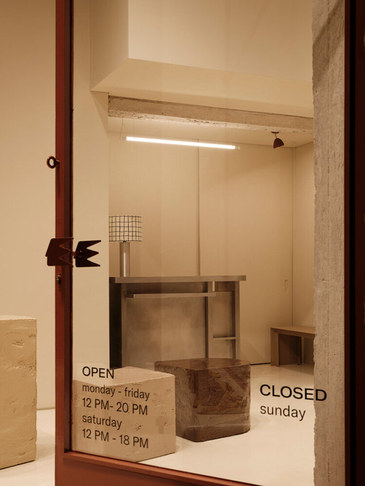 the DIY aesthetic of LED tubes, evokes a workshop ambiance