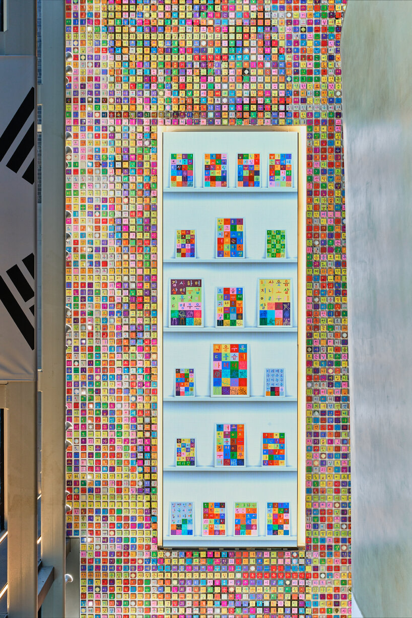 20,000 hand-painted tiles shape mosaic of memory at ik-joong kang’s installation in new york