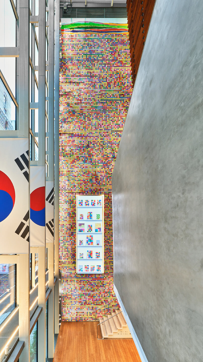 20,000 hand-painted tiles shape mosaic of memory at ik-joong kang’s installation in new york