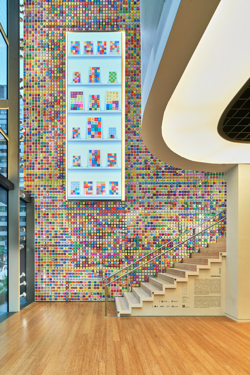 20,000 hand-painted tiles shape mosaic of memory at ik-joong kang’s installation in new york