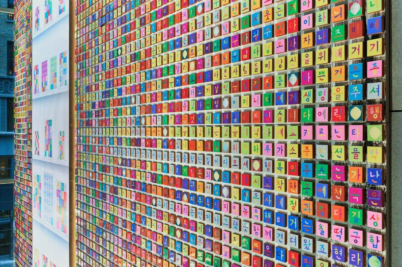 20,000 hand-painted tiles shape mosaic of memory at ik-joong kang’s installation in new york