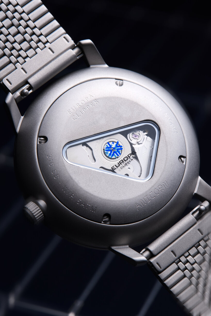 Anicorn places a Vault Plate-shaped glass on the rear