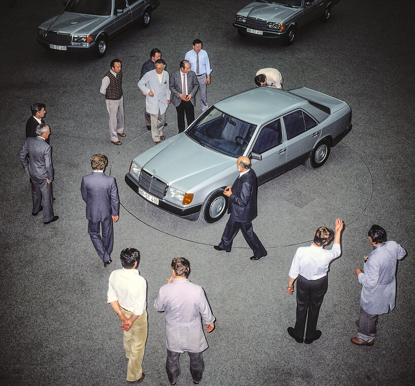 Mercedes-Benz model series 124 sedan in design development. directly at the vehicle’s front left: The then Mercedes-Benz chief designer Bruno Sacco. photo from 1984
