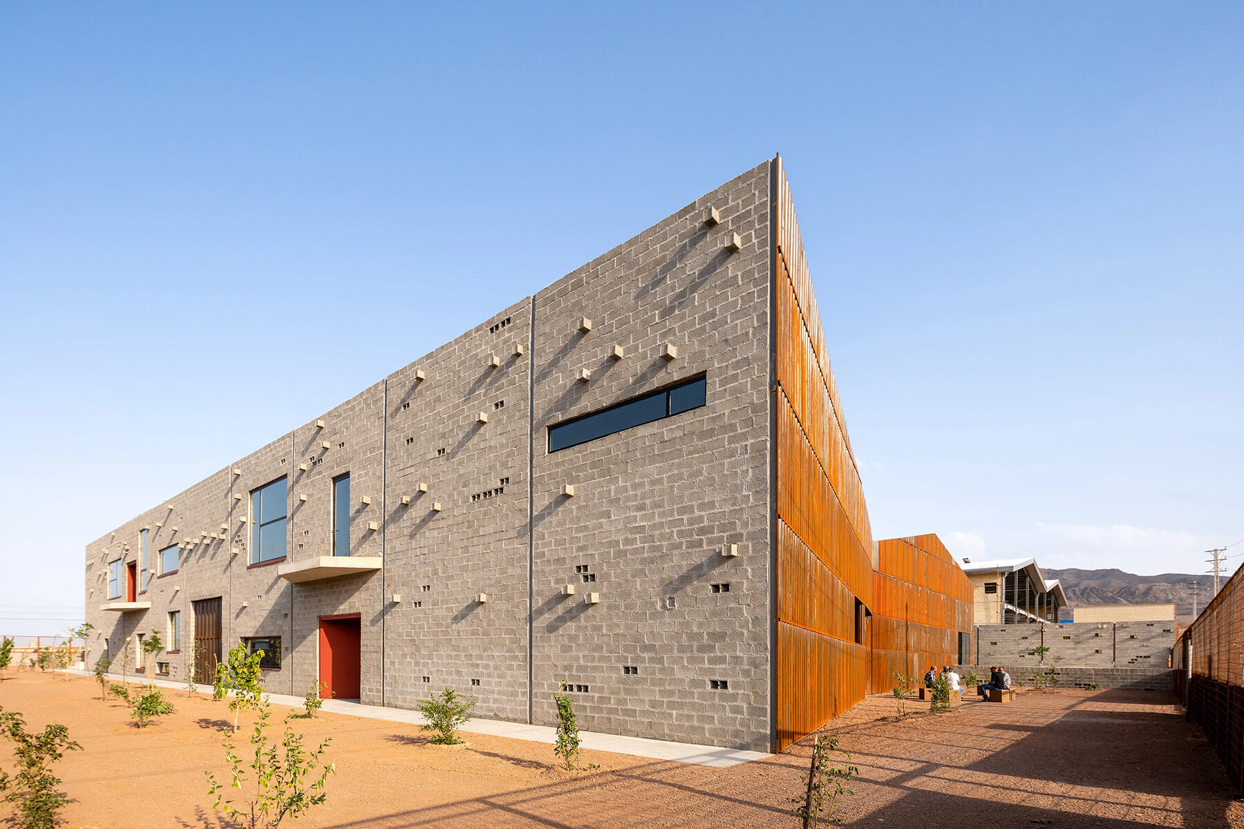 davood-boroojeni-process-department-shamim-polymer-factory-karaj-iran-designboom-08a