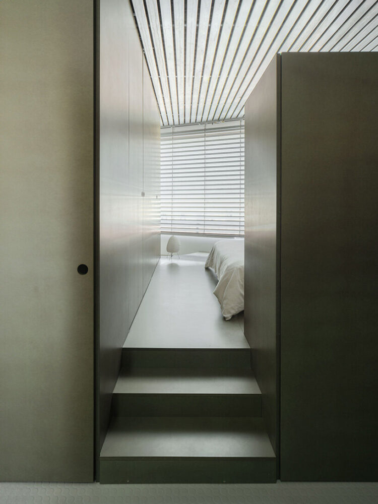 in Studiolo, HANGHAR ultimately engages with the architectural concept of the room itself,