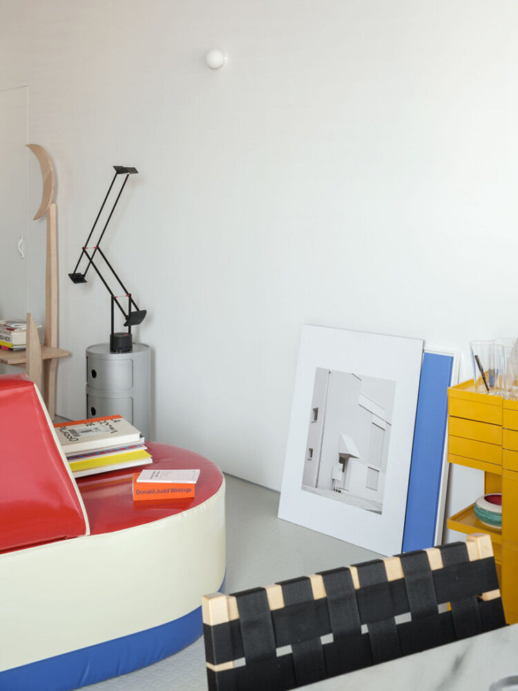 after the renovation, the space in the apartment has become open and adaptable